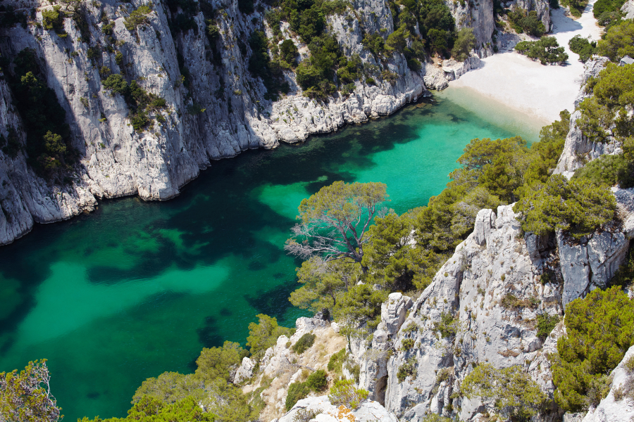 Exploration et avis : Que vaut vraiment la calanque d'Aurelle pour une journée de rêve ?